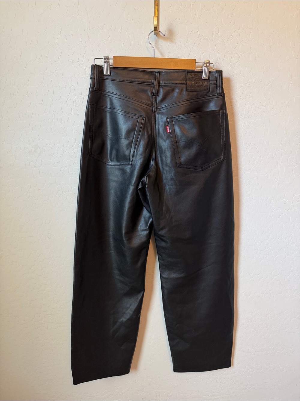 Levi’s FAUX LEATHER BAGGY DAD WOMEN'S PANTS SIZE 26 - Picture 5 of 5